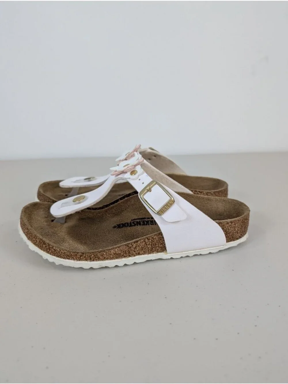 Birkenstock Gizeh flower kid's sandals with white thong feature size 3